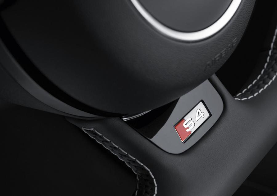 Детали интерьера Audi S4 Avant (B8, 8K) 2012 года  (WW) (фото 13 из 28)